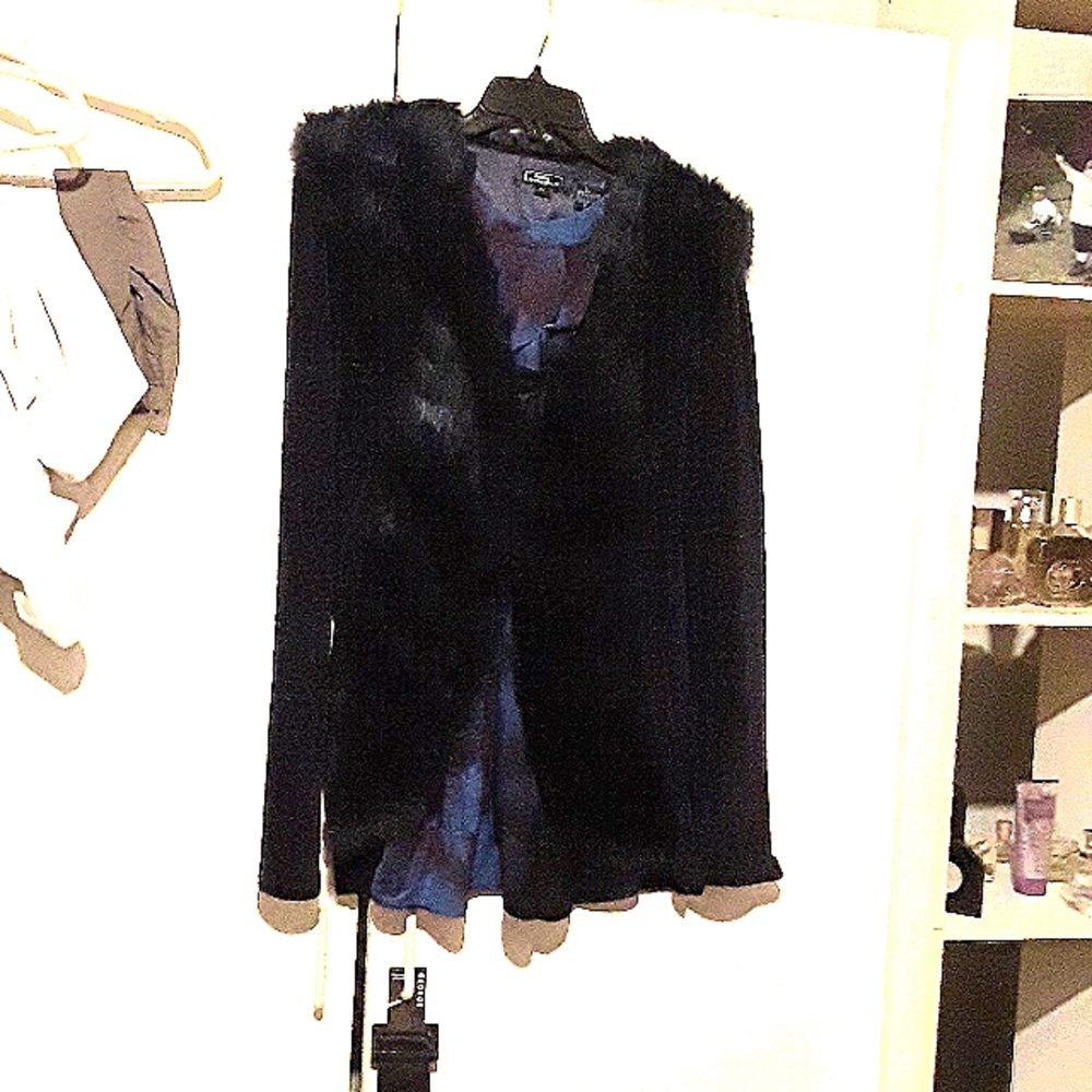 Blouse under sweater with faux fur.